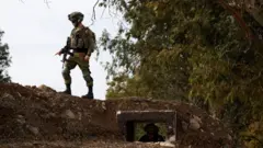 Um soldado israelense patrulha a zona desmilitarizada dos Altos do Golã.