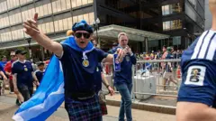 Miembros del Tartan Army se dirigen a la estación South Station para abordar los trenes con destino al Boston Stadium y presenciar el próximo partido de la Copa del Mundo entre Escocia y Marruecos en Boston, Massachusetts, el 19 de junio de 2026.