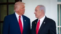 El presidente de EE.UU., Donald Trump, con el primer ministro israelí, Benjamin Netanyahu, a su llegada a la Casa Blanca el 7 de abril de 2025 en Washington, DC.