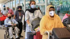 એક અંદાજ મુજબ યુકેમાં એક લાખ ભારતીયો છે જેમણે ગેરકાદેસર રીતે પ્રવેશ કર્યો છે.