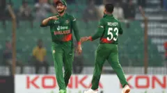 সাকিব আল হাসান ও মেহেদি হাসান মিরাজ। ইংল্যান্ডের বিরুদ্ধে ম্যাচে