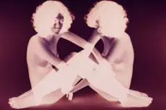 Duas imagens sobrepostas de modelo sentada e nua