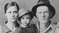 Elvis com seus pais, Gladys e Vernon Presley, em 1937