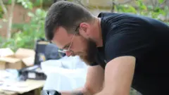 Дмитро Головін під час ідентифікації тіла