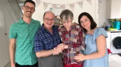 John Jennings, con su padre Stuart, su madre Carol y su hermana Emily