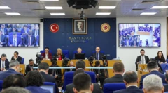 TBMM Plan ve Bütçe Komisyonu'nun 1 Aralık tarihli toplantısında salonda çok sayıda kişi var, dört kişi kürsüde oturuyor