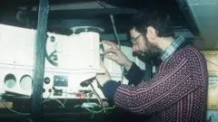 Foto de arquivo de Shanklin calibrando um instrumento Dobson.