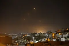 ضربت إيران إسرائيل بعشرات الصواريخ