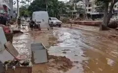 Rua cheia de lama e destruição em Ubá