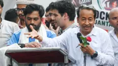 पर्यावरण कार्यकर्ता सोनम वांगचुक भी इस प्रदर्शन में शामिल हुए हैं