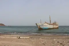 سفينة راسية في مضيق باب المندب بالبحر الأحمر على الساحل اليمني، بتاريخ 24 يوليو/تموز 2026. الصورة التقطت نهاراً حيث الموج هادئ والسماء صافية.