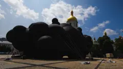 Перед поїздкою на фестиваль "Чорну хмару" виставляли на Софійській площі в Києві у червні 