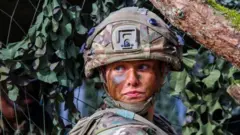 Британская военнослужащая во время учений в Хоэнфельсе, Германия, 12 марта 2025 г.
