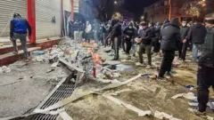 الاحتجاجات الإيرانية في الشوارع وآثار الدمار 