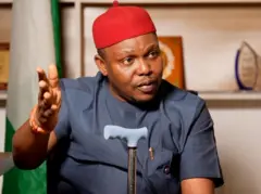 Jude Ezenwafor yi okpu uhie na uwe ntụ ji mkpara o ji aga ka mgbe ndị oji egbe wakporo ya jiri gbaa ya egbe kọwara ihe ọ hụrụ na ebumnuche ya maka ịzọ ọkwa Anambra Steeti n'ụbọchị ntuliaka 8 Novemba 2025 