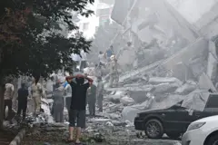 Gente observa los daños en los edificios de la plaza Nobonyad tras los ataques aéreos israelíes el 13 de junio de 2025 en Teherán, Irán.