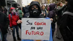 Las protestas contra los recortes se han multiplicado en Argentina en los últimos meses.