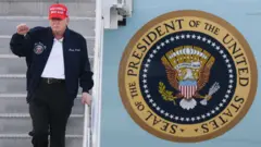Трамп спускается с борта Air Force One