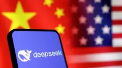Home do DeepSeek em um celular, com bandeiras da China e dos Estados Unidos no fundo