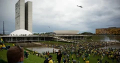 Manifestantes em Brasília vestem camisetas amarelas