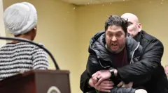 لحظه حمله به ایلهان عمر، نماینده مینهسوتا در کنگره، در تالار شهر مینیاسوتا