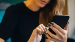 Девушка со смартфоном в руках