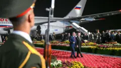 8 октябр куни Тожикистон Президенти Имомали Раҳмон Россия Президенти Владимир Путинни Душанбе аэропортида кутиб олди
