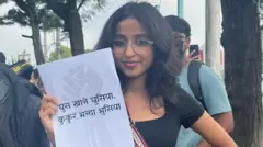Tanuja Pandey sostiene un papel con un eslogan anticorrupción durante las protestas de la Generación Z en Nepal.
