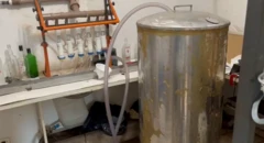 Fazenda em Americana escondia fábrica de bebidas falsificadas; na imagem há equipamentos químicos e garrafas de bebida