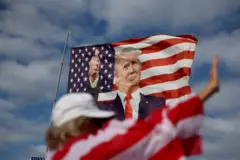 Drapeau américain avec une photo de Trump