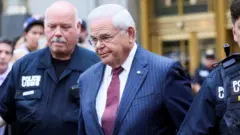 収賄罪などで有罪となった米民主党のメネンデス上院議員（16日、ニューヨーク）