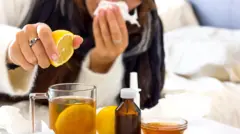 ਖੰਘ ਦੀਆਂ ਦਵਾਈਆਂ ਜਾਂ ਨਿੰਬੂ ਅਤੇ ਸ਼ਹਿਦ