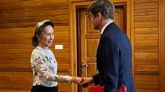 Фотография со встречи Аун Сан Су Чжи с представителями Красного Креста