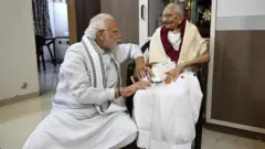 मोदी आफ्नी आमासँग