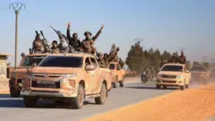 シリア・アレッポ東部近郊を走行する反政府勢力の車列