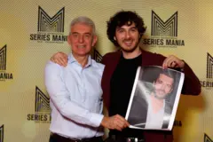 Pier com Pierpaolo Spollon, segurando uma foto do ator que o interpreta: Luca Argentero