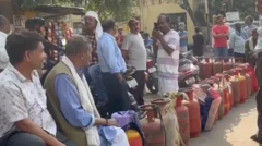 लखनऊ में लंबी कतार