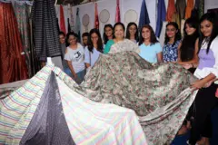 તત્કાલીન ટેક્સ્ટાઇલ રાજ્ય મંત્રી દર્શનાબહેન જરદોશ મહિલા ટેક્સ્ટાઇલ ઉદ્યોગકારો સાથે નજરે પડે છે