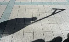 انعكاس خيال شخص يُعدم بحبل "يُشنق".