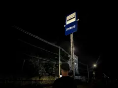 Homem em parada de ônibos