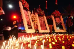 تصویری از عکس‌های سلیمانی و نصرالله که قاب گرفته‌شده‌اند و جلوی آنها شمع‌ چیده‌اند