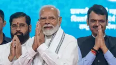 महाराष्ट्र में एक कार्यक्रम में पीएम मोदी, सीएम एकनाथ शिंदे और उप मुख्यमंत्री देवेंद्र फडणवीस