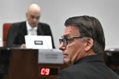 Bolsonaro com Moraes ao fundo