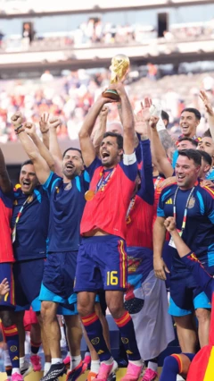 Rodri alza la Copa del Mundo para España