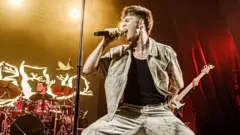 Drevo на сцені співає