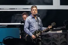 Noel Gallagher, do Oasis, se apresenta no palco durante a noite de abertura da turnê Live 25' no Principality Stadium, em 4 de julho de 2025, em Cardiff, País de Gales