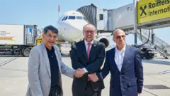 وزیر خارجه اتریش در استقبال از شهروندان آزاد شده