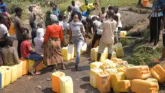 Kw'ivomo rimwe rikizamwo amazi mu Gatunguru mu buraruko bushira ubuseruko bw'igisagara ca Bujumbura, uhasanga imirongo miremire y'abaje kuvoma