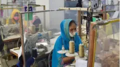 মার্কিন শুল্কের ফলে বাংলাদেশের তৈরি পোশাক খাতে প্রভাব পড়বে বলে মনে করেন অর্থনীতিবিদরা