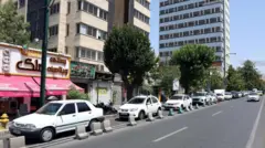 Iranianos fazem fila com seus veículos perto de um posto de gasolina após os ataques israelenses ao Irã, em Teerã, 15 de junho de 2025